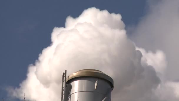 Cheminée fumée d'échappement. Saison de chauffage, période d'hiver, tuyaux. Plan statique — Video