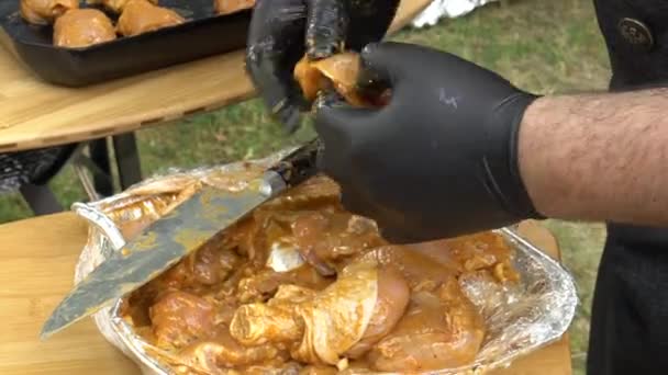 Manliga händer förbereda kycklingkött för bakning på grill. Handhållen shot — Stockvideo