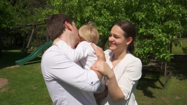 Perfecta familia madre padre e hijo mostrando sentimientos. Disparo de mano — Vídeos de Stock