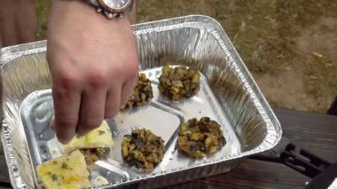 el kıyılmış mantar ve balık üzerine baharat koyun. El çekimi