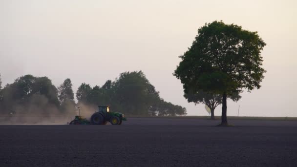 Μηχανή σποράς καλλιεργητών εφαρμόζει σπόρους δημητριακών σε έδαφος αγρών. Αερόστατο — Αρχείο Βίντεο