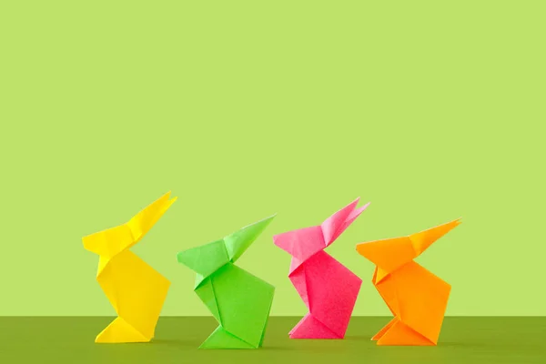 Vier Origami Auf Grünem Hintergrund — Stockfoto