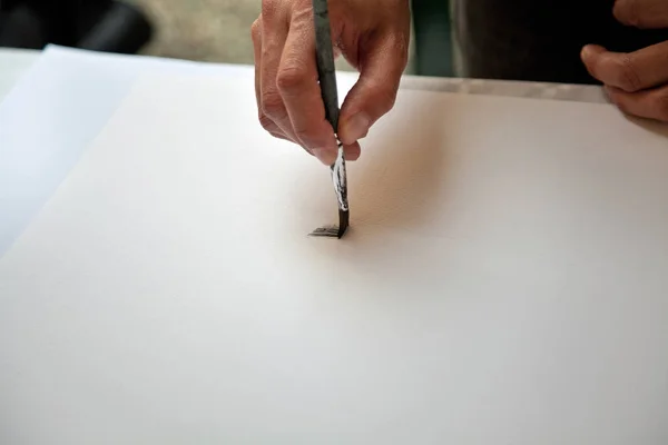 Detail Der Männlichen Hand Mit Pinsel Und Weißem Papier — Stockfoto