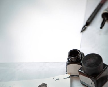 Siyah mürekkep iki şişe. Mektup kağıt levha ve arka plan üzerinde kalem