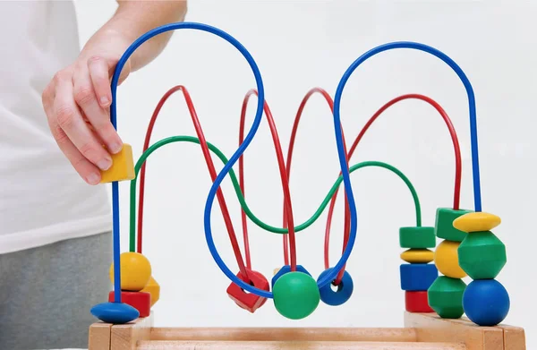 Giocattolo Multicolore Legno Labirinto Gioco Educativo Con Mano Adulta — Foto Stock