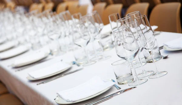 Tischset Mit Weißer Tischdecke Geschirr Gläsern Servietten Und Besteck Selektiver — Stockfoto