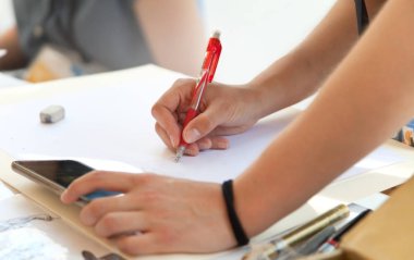 Bir kroki çizim ve smartphone arayan genç adam