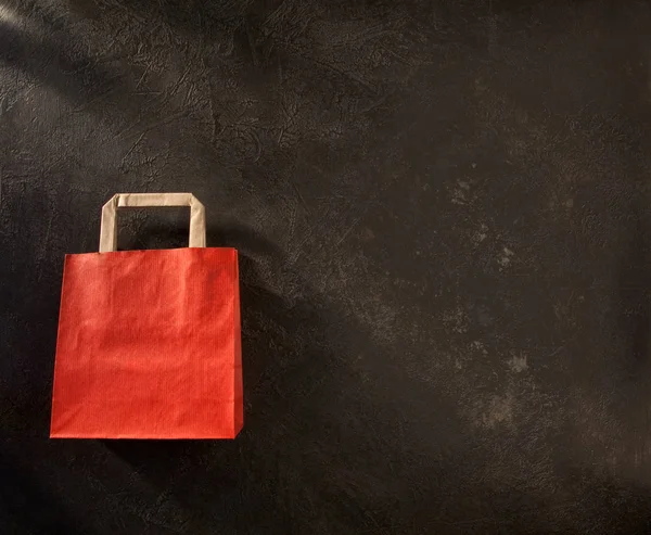 Saco Compras Papel Vermelho Marrom Fundo Escuro Com Espaço Para — Fotografia de Stock