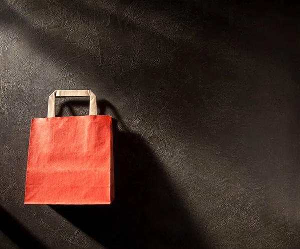 Sac Provisions Papier Rouge Marron Sur Fond Sombre Avec Espace — Photo