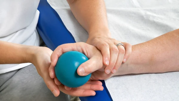 Estimulación Mano Femenina Con Ejercicio Bola Azul Con Ayuda Fisioterapeuta — Foto de Stock