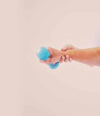 Üst düzey kadın ile bir physioterapist yardımıyla halter egzersiz