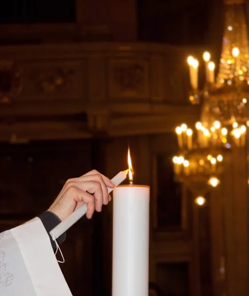 Sacerdote Cattolico Accende Una Candela Una Chiesa Italiana Durante Battesimo — Foto Stock