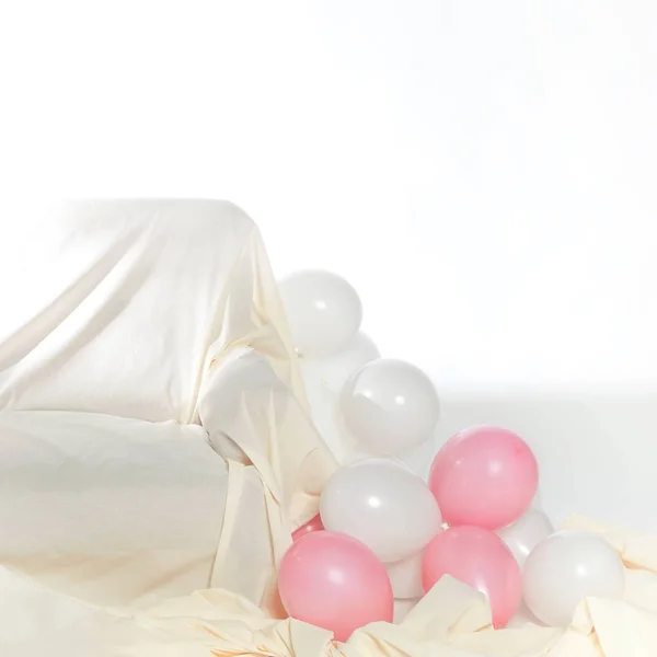 Интерьер с воздушными шарами и диваном — стоковое фото
