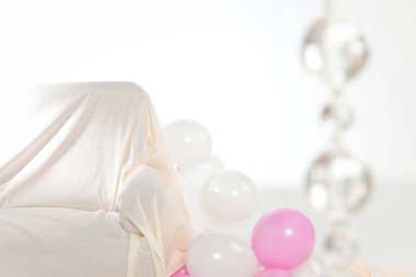 Balonlar ve kanepe ile iç