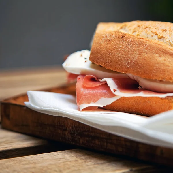 意大利三明治与帕尔马的火腿和马苏雷拉 — 图库照片