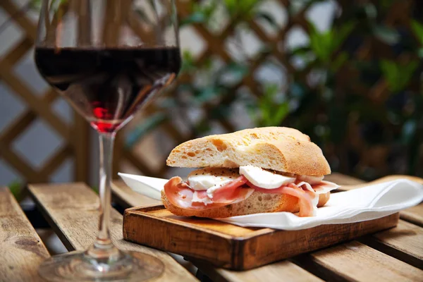 意大利三明治与帕尔马的火腿和马苏雷拉 — 图库照片