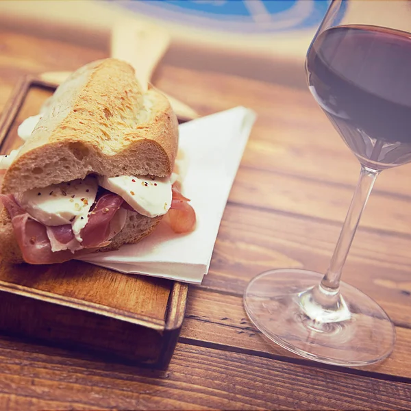 Italian sandwich with Parma's ham and mozzarella — Stock Photo, Image