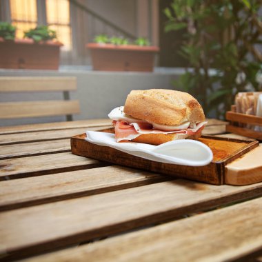 Parma 'nın jambon ve mozzarella ile İtalyan sandviç