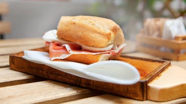 Parma 'nın jambon ve mozzarella ile İtalyan sandviç