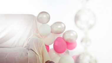 Balonlar ve kanepe ile iç