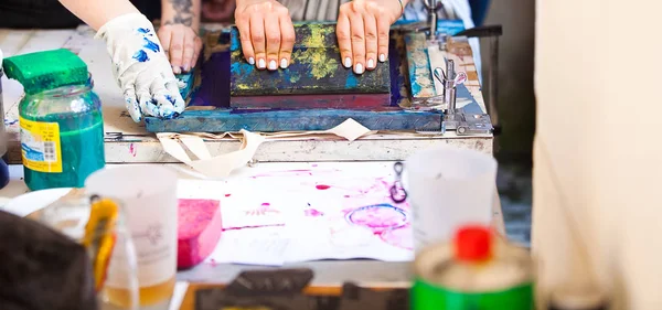 Siebdruckrahmen mit Farben — Stockfoto