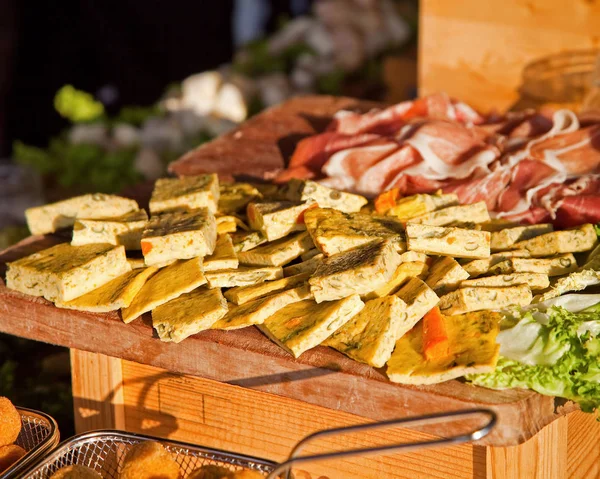 Straat: voedsel omelet, salami. — Stockfoto