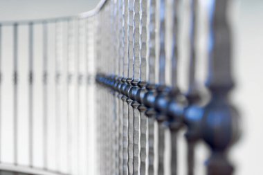 Demir parmaklıklı bir arka plan. Mimari, antika, antik ev, lüks, tatil için uygun bir geçmiş. Logonuz veya metniniz için boşluk ile.