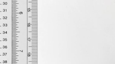 Beyaz arkaplan üzerindeki cetvel.