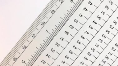 Beyaz arkaplan üzerindeki cetvel.