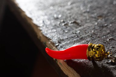 Koyu arkaplanda kırmızı şanslı boynuz, metin veya logo için boşluk, yatay