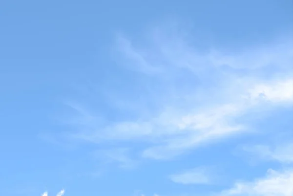 Wolken in de blauwe lucht. Bloesem, vloer. — Stockfoto