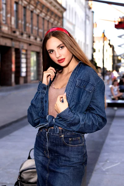 Retrato Una Hermosa Chica Con Labios Rojos Una Cinta Roja —  Fotos de Stock