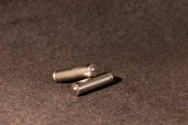 Gri arka planda iki şarj edilebilir pil var.