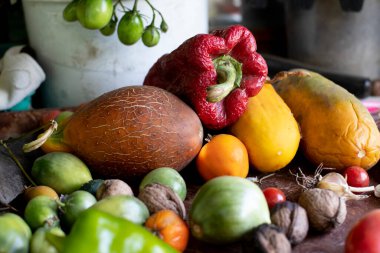 Çeşit çeşit sebze ve fındık.
