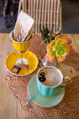 Kafede dinlendirici kahve molası. Küçük bir kapuçino ile sanatsal bir çekim.