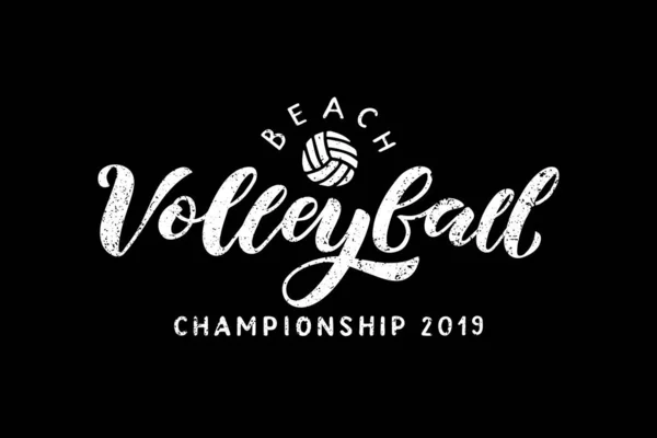 Voleibol de praia mão escrito lettering logotipo com bola . — Vetor de Stock