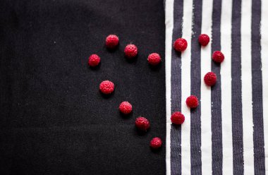 siyah ve çizgili arka planda ahududu soyut illüstrasyon