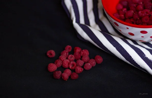 Raspberry Dan Segelintir Raspberry Dengan Latar Belakang Hitam — Stok Foto