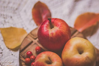 Beyaz bir openwork peçete üzerinde yaprakları ve çilek Sonbahar kompozisyon