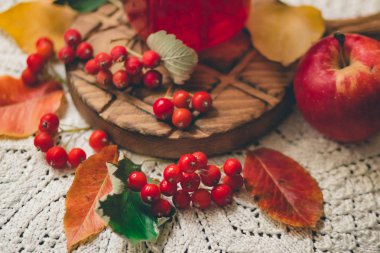 Beyaz bir openwork peçete üzerinde yaprakları ve çilek Sonbahar kompozisyon