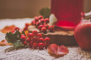 Beyaz bir openwork peçete üzerinde yaprakları ve çilek Sonbahar kompozisyon