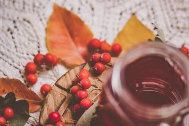 Beyaz bir openwork peçete üzerinde yaprakları ve çilek Sonbahar kompozisyon