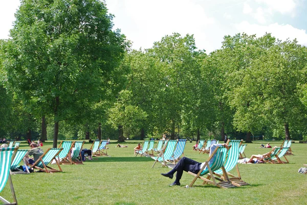 Green Park, Londra, İngiltere'de şezlonglarda dinlenmek