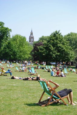 St. Jamess Park park, Londra, İngiltere'de güneşli bir günde dinlenin