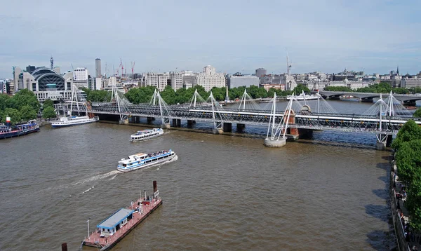 Tres Barcos Cerca Del Puente Hungerford Támesis Londres Reino Unido — Foto de Stock
