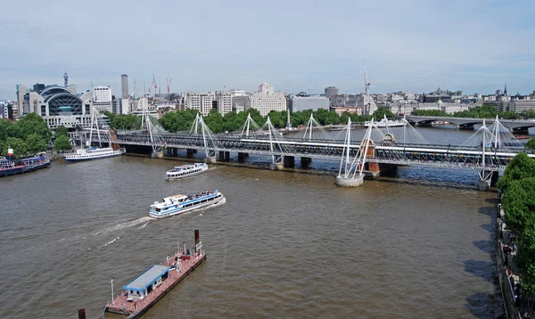 Drei Boote Der Nähe Der Hungerford Bridge Auf Der Themse — Stockfoto