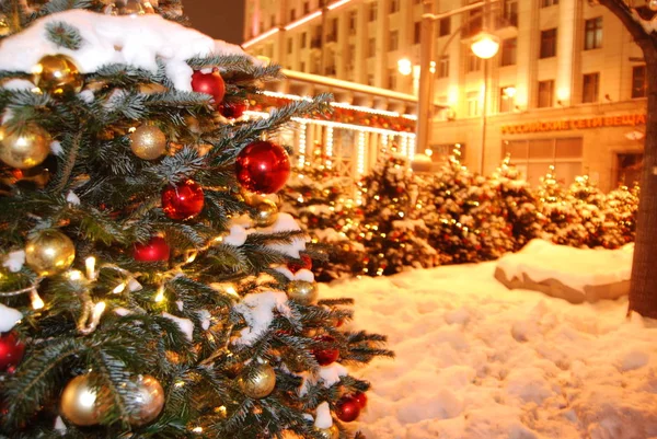 Kerstboom Versierd Met Speelgoed Moskou Street Rusland — Stockfoto