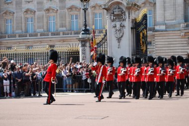 Mayıs ayında Buckingham Sarayı'nda nöbet değişimi, Londra, İngiltere