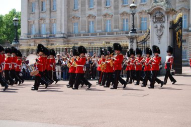 Mayıs ayında Buckingham Sarayı'nda nöbet değişimi, Londra, İngiltere