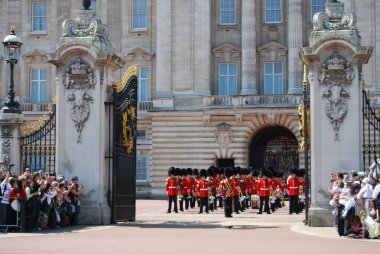 Mayıs ayında Buckingham Sarayı'nda nöbet değişimi, Londra, İngiltere